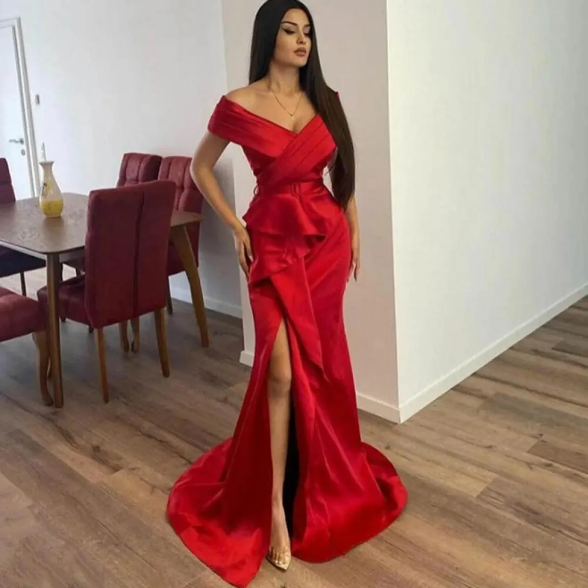Red V-neck mermaid evening gown 2023 | Elegant satin women's formal dresses with side straps and spa